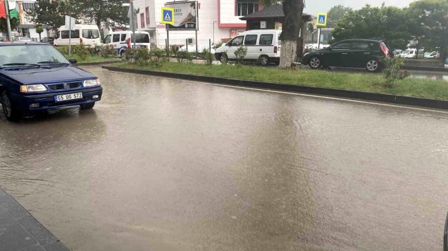 Kavak’ta Sağanak Yağış Hayatı Olumsuz Etkiledi