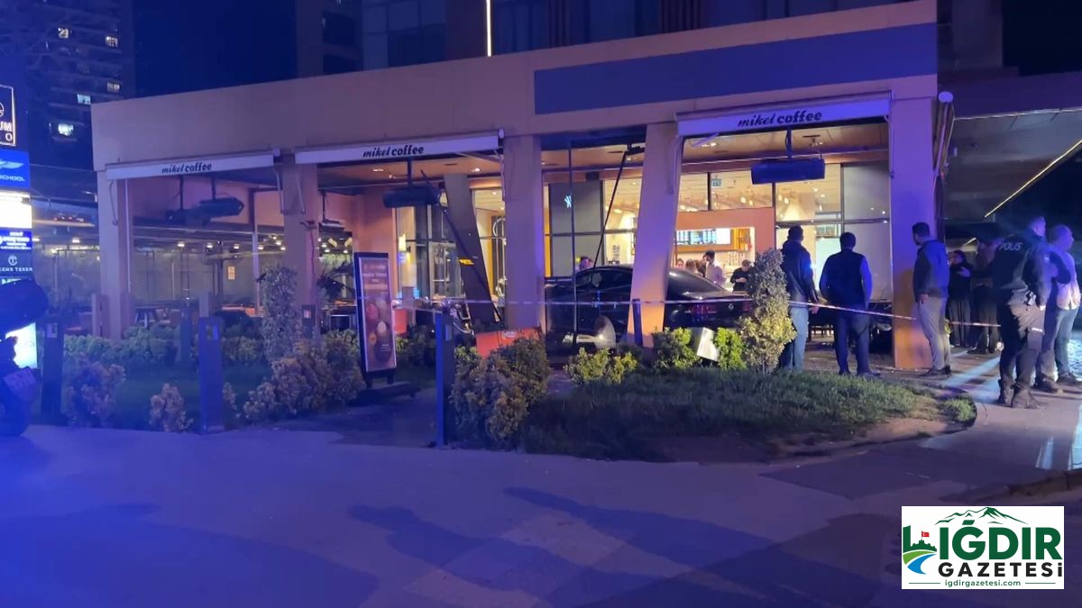 Bakırköy’de otomobil kafedeki müşterilerin arasına daldı: 6 yaralı