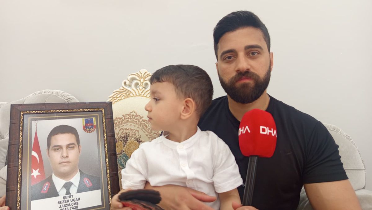 3 yaşındaki Sezer, adını aldığı şehit amcasının mezarını öpüp, suladı