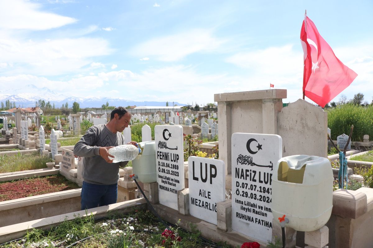 Mezarlıkta Bıçaklanan Engelli Kardeşin Katili Bulunamadı
