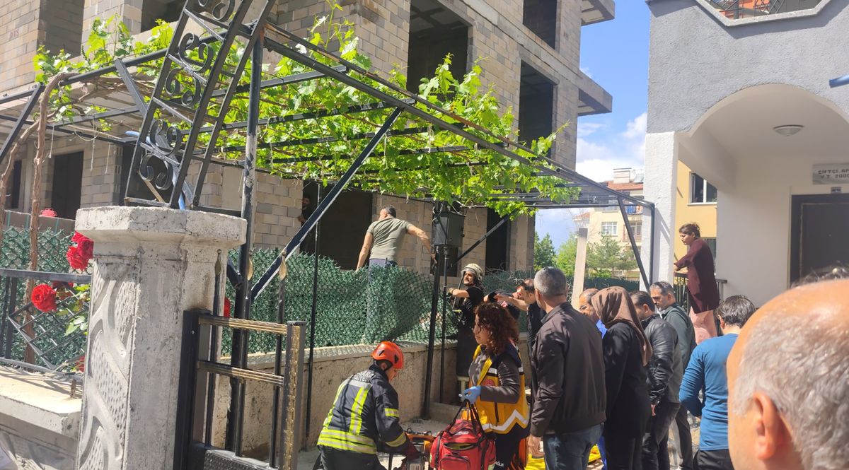 İşçi çatıdan düştü, sırtına demir saplandı