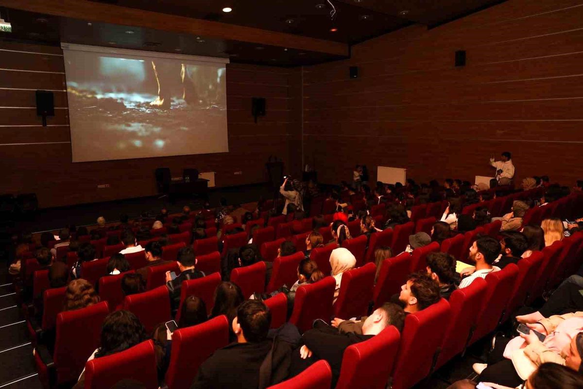 “7 Kemerli Bir Zaman Geçidi” filmi üniversite öğrencileriyle buluştu