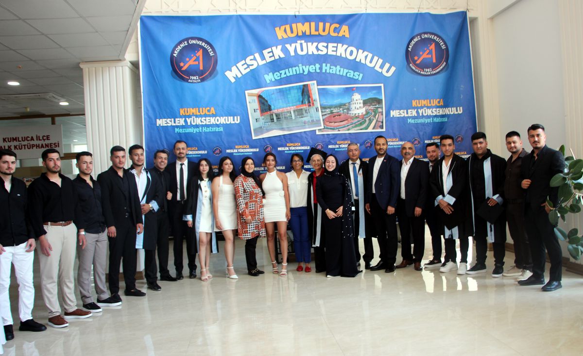 70 Yaşında Üniversite Mezunu Oldu