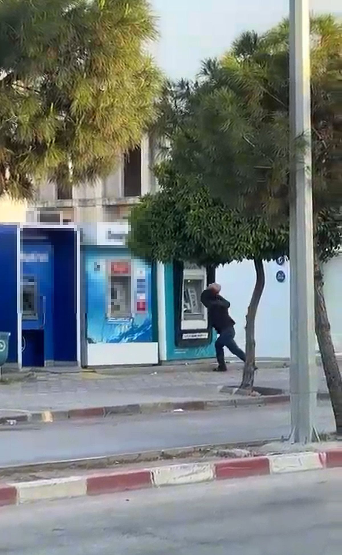 Ceyhan’da ATM’ye Taşlı Saldırı