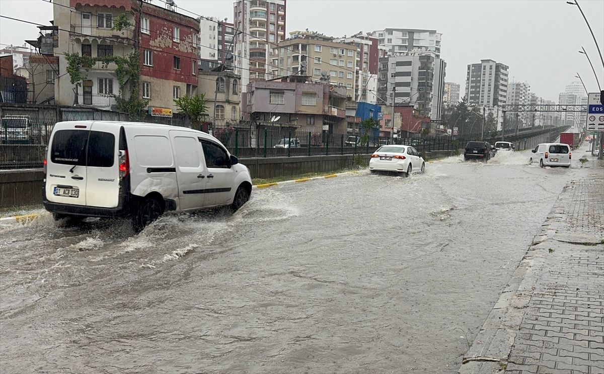 Adana’da Sağanak Yağış Su Birikintileri Yüzünden Hayatı Olumsuz Etkiledi