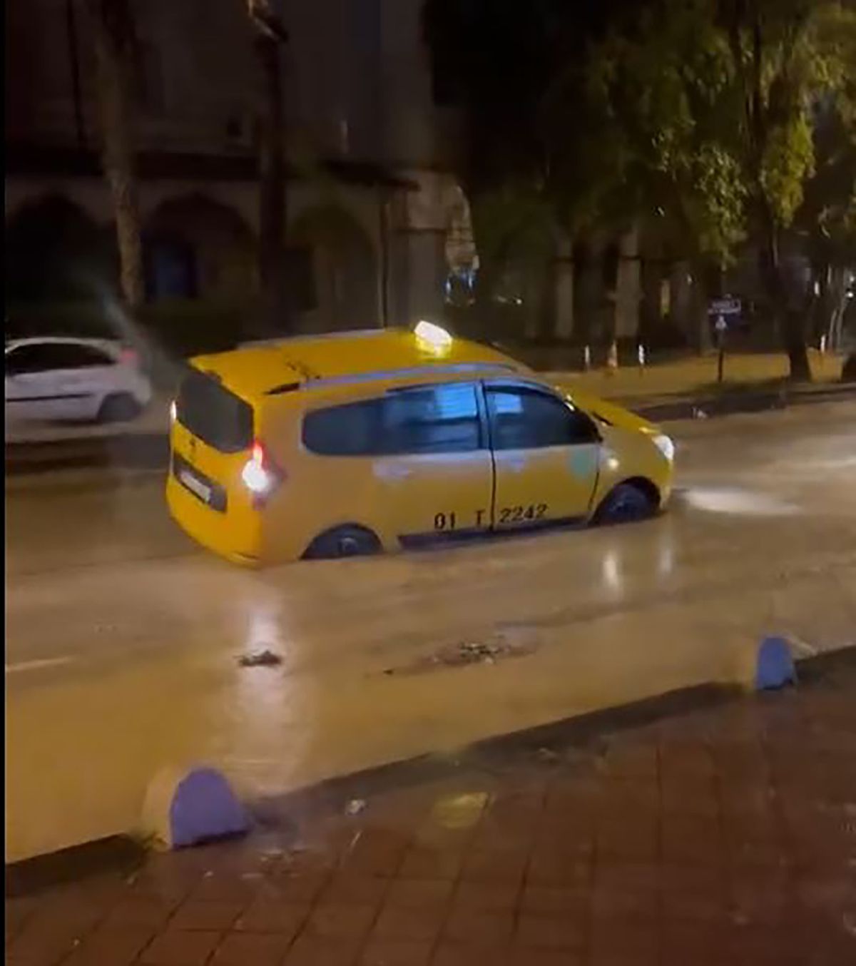 Adana’da Sağanak: Kurban Pazarı Çöktü