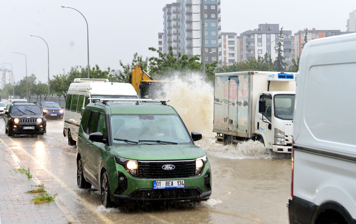Adana’da Sağanak Yağış ve Rüzgar Etkili