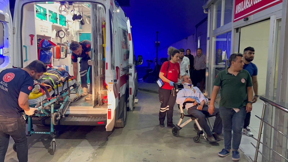 Kozan’da Traktör-Otomobil Çarpışması: 4 Yaralı