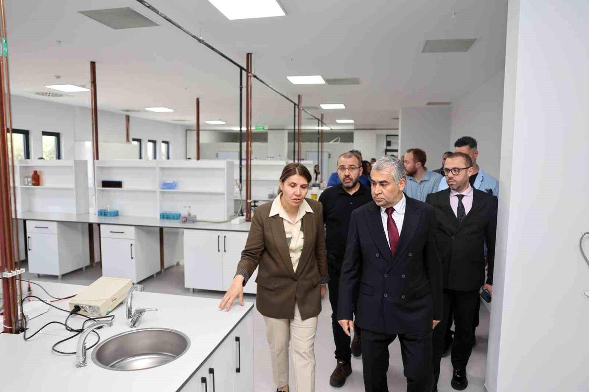 Rektör Kent, Araştırma Laboratuvarını Ziyaret Etti
