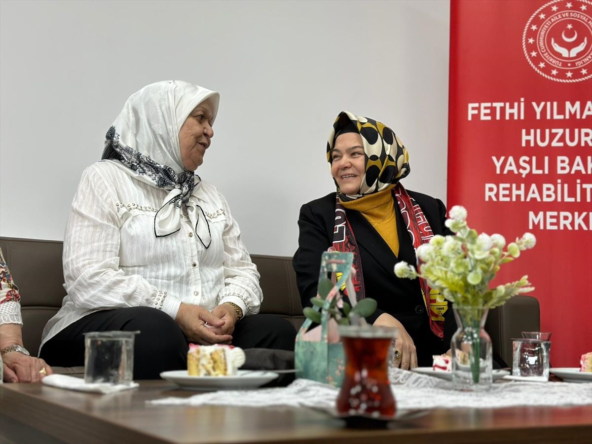 Anneler Günü’nde Huzurevindeki Annelerle Buluşma