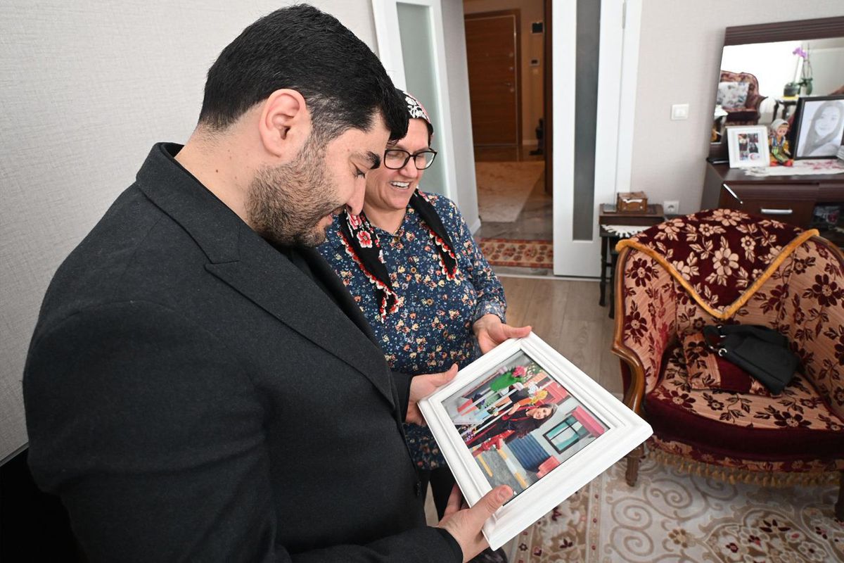 AK Parti Etimesgut İlçe Başkanı Yasin Şankazan’dan şehit öğretmen Aybüke Yalçın’ın annesine ziyaret