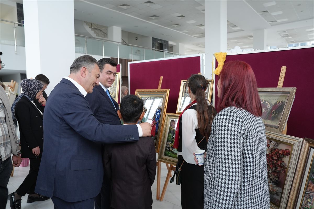 Gökçek Çubuk’ta Esnaf ve Öğrencilerle Buluştu