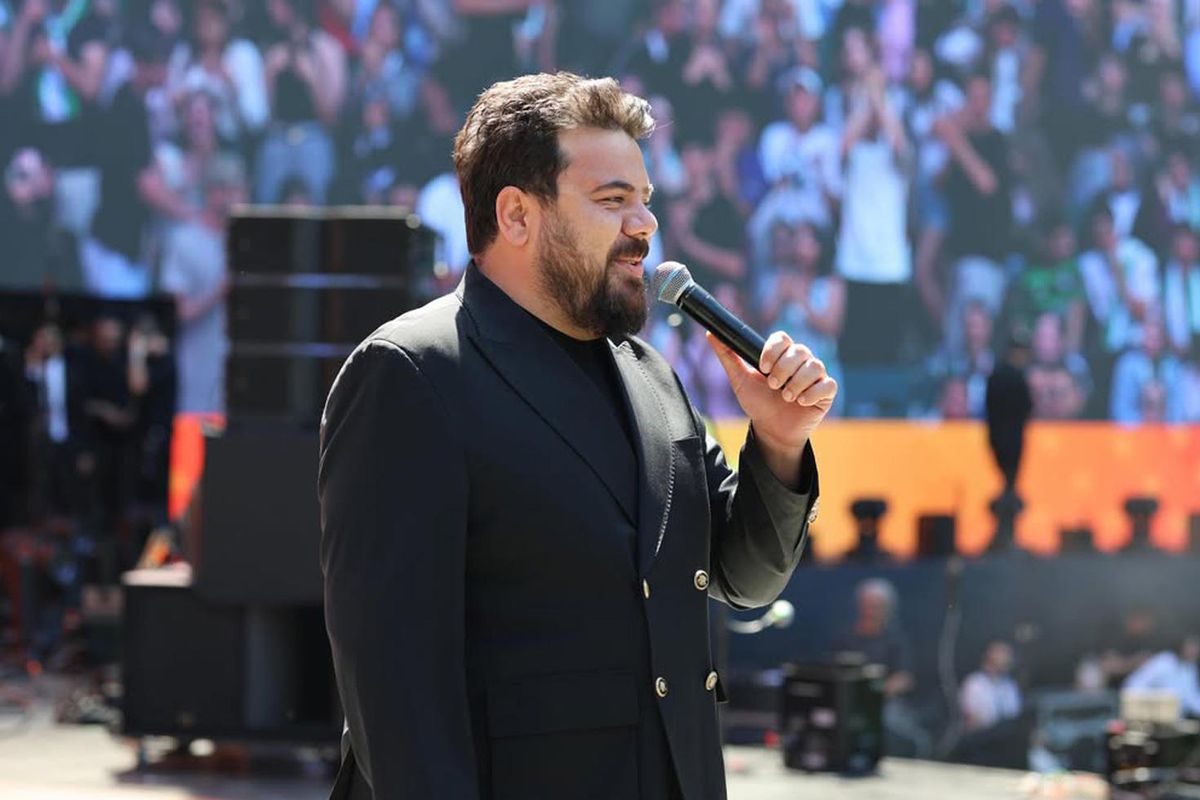AK Parti’nin sahnesine çıkan Eser Yenenler’e her kesimden tepki var
