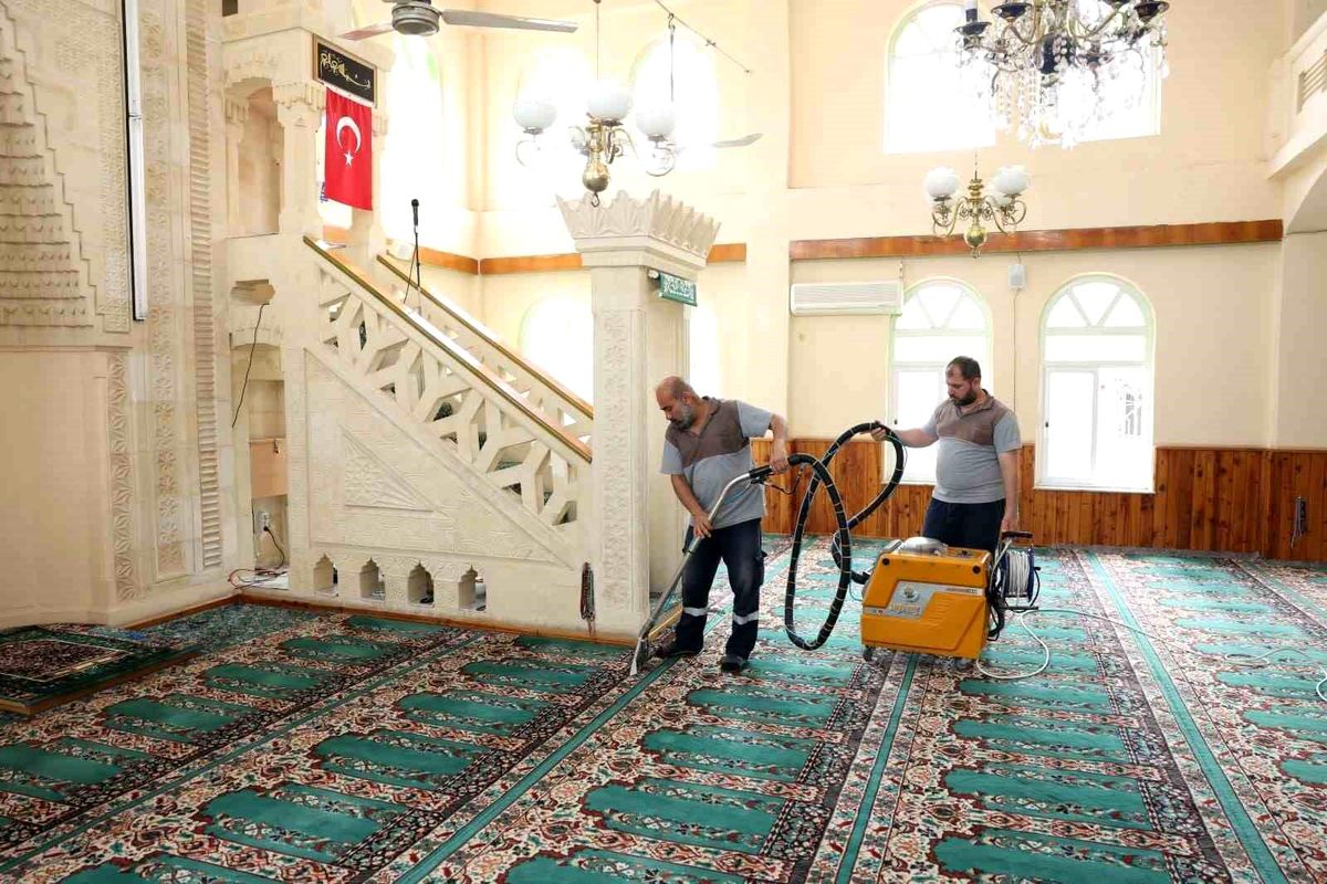 Akdeniz’de camiler bayram öncesi dezenfekte edildi