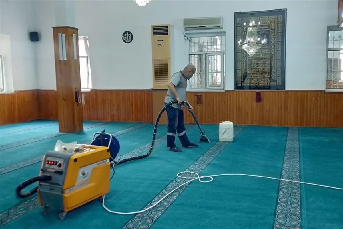Mersin’de Camiler Kurban Bayramı İçin Temizlendi