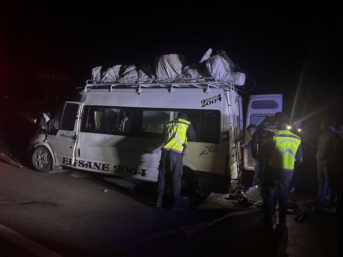 Aksaray’da Minibüs-Tır Çarpışması: 12 Yaralı