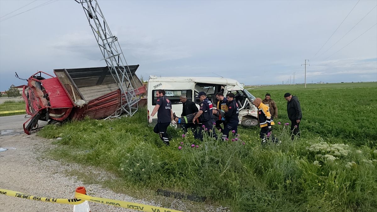 Aksaray’da Tarım İşçilerini Taşıyan Minibüs Kaza Yaptı
