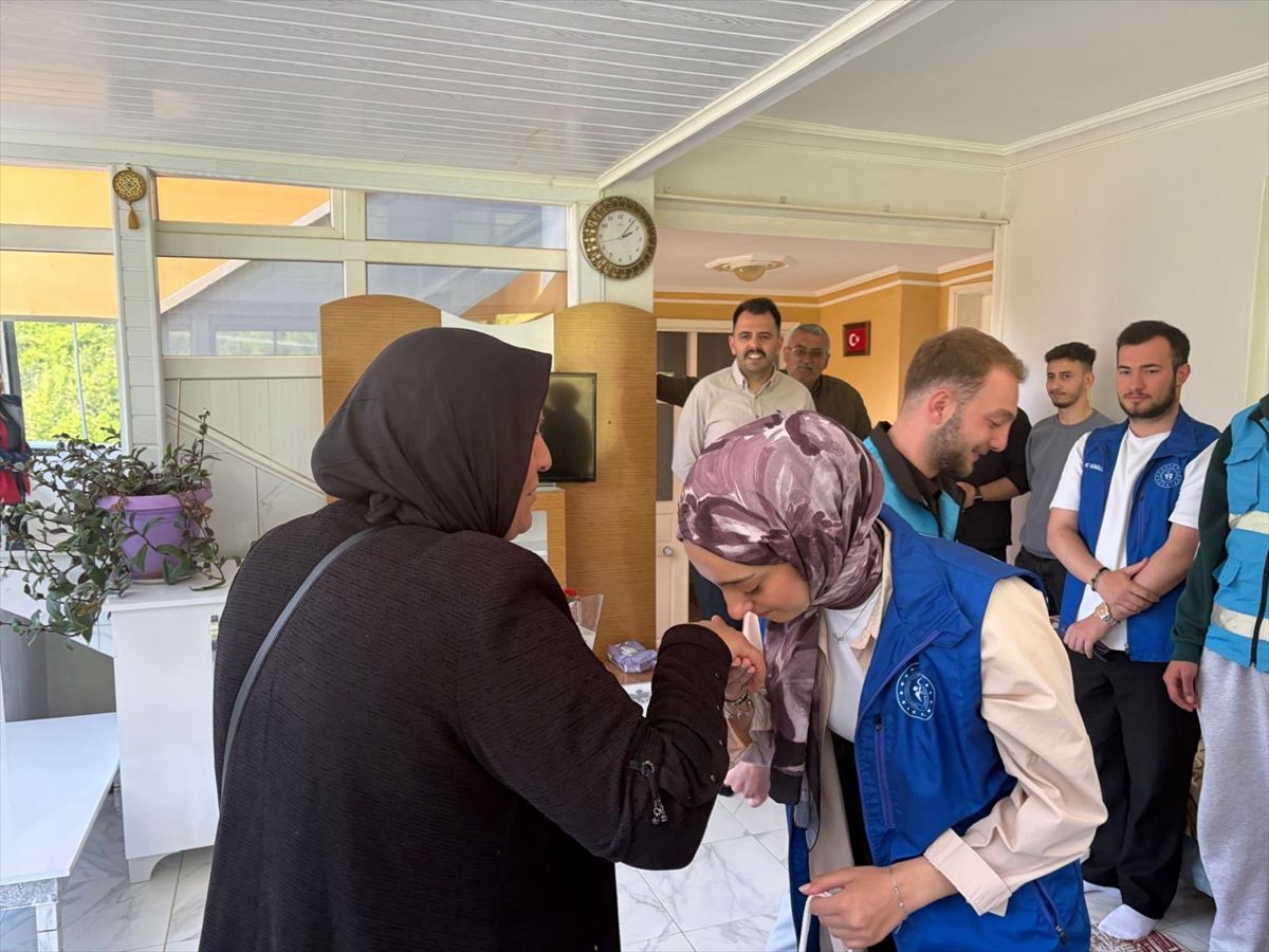 Alaçam Gençlik Merkezi gönüllüleri şehit ailelerinin ‘Anneler Günü’nü kutladı