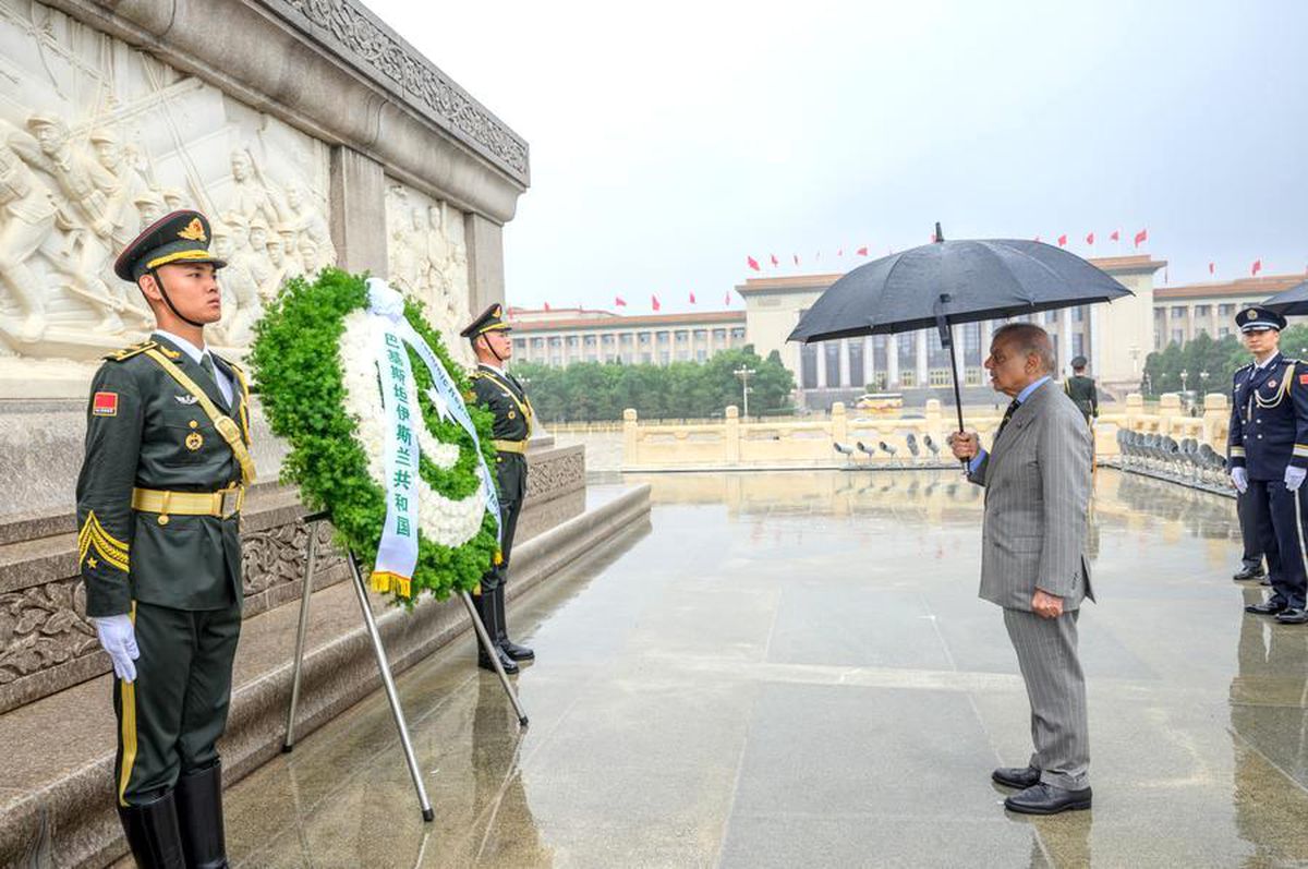 Vucic ve Şerif’ten Tian’anmen’de Anıt Ziyareti