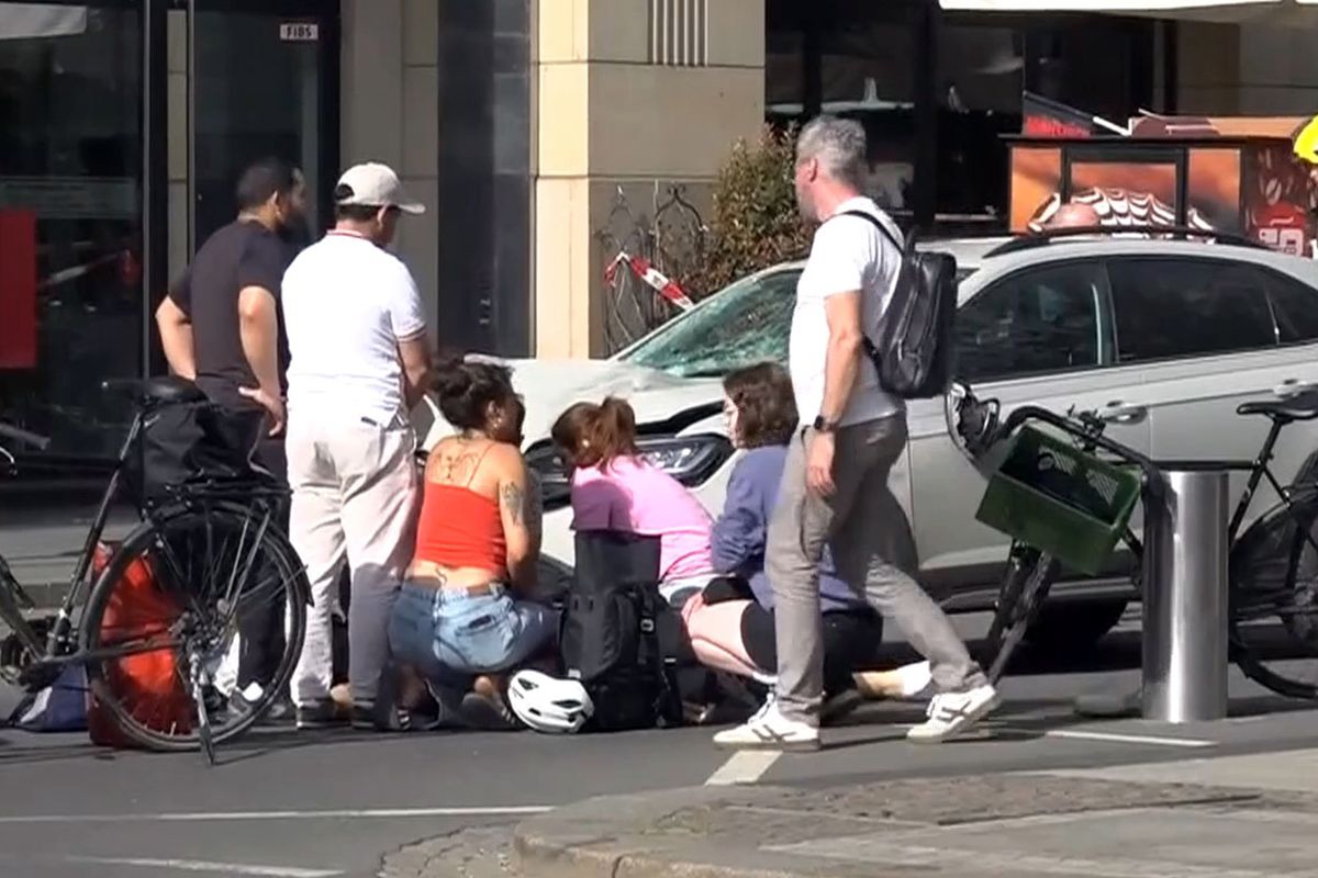 Almanya’nın Leipzig kentinde bir araç yayaların arasına daldı