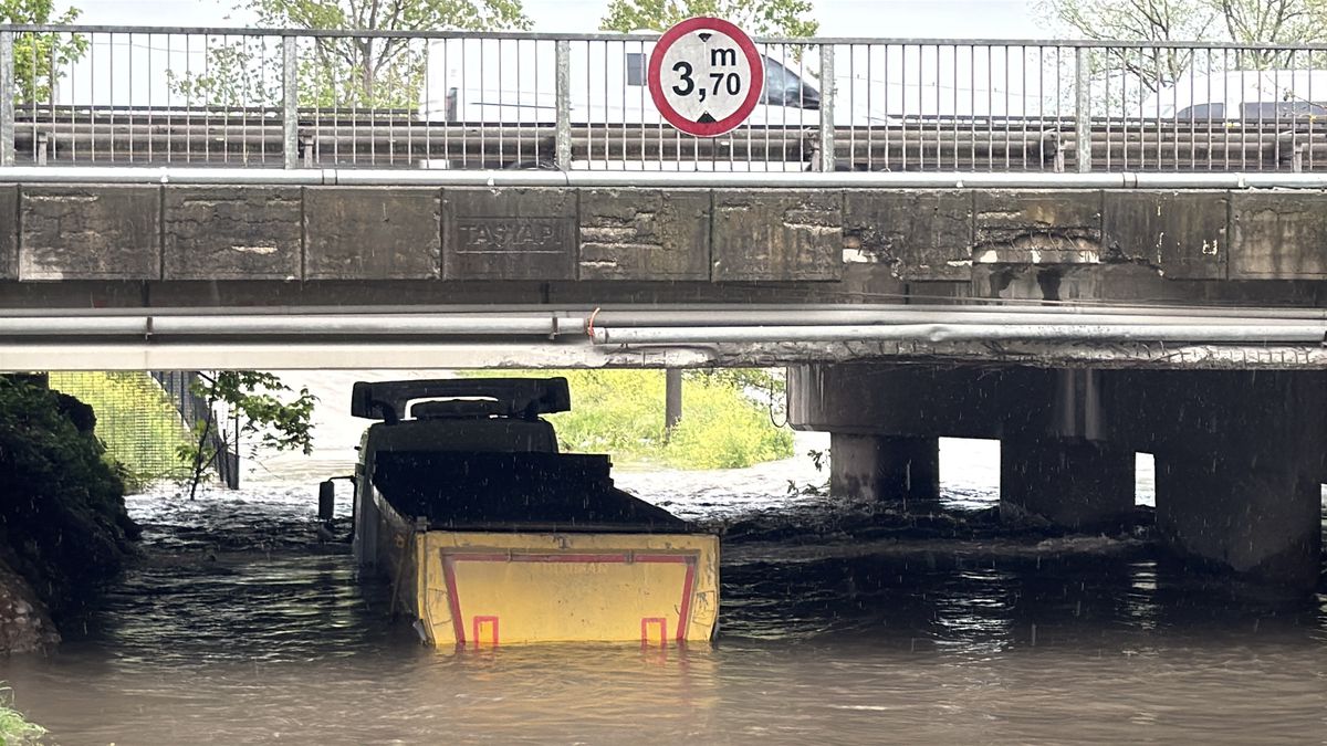 Kocaeli’de sağanak nedeniyle alt geçitte mahsur kalan TIR şoförü kurtarıldı