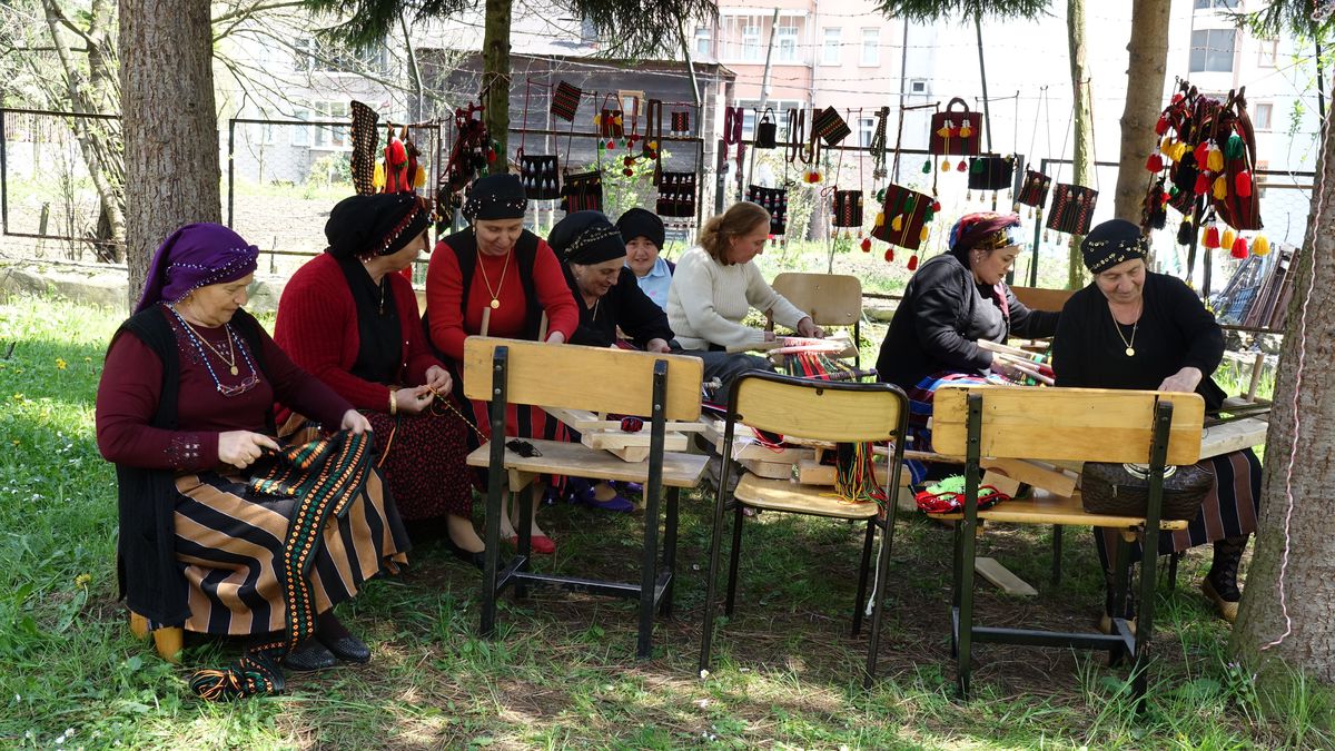 Tonya’da Kadınlar Dastar Dokuma Sanatını Yaşatıyor
