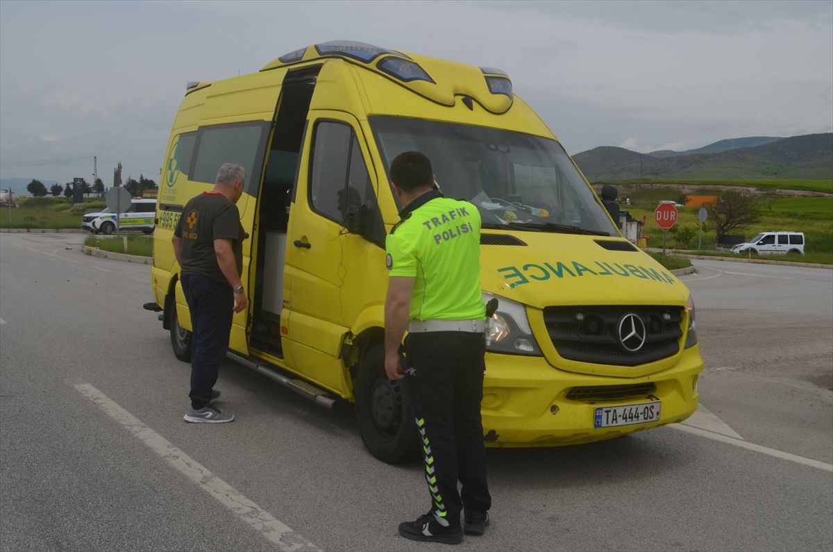 Merzifon’da Motosiklet Ambulansla Çarpıştı