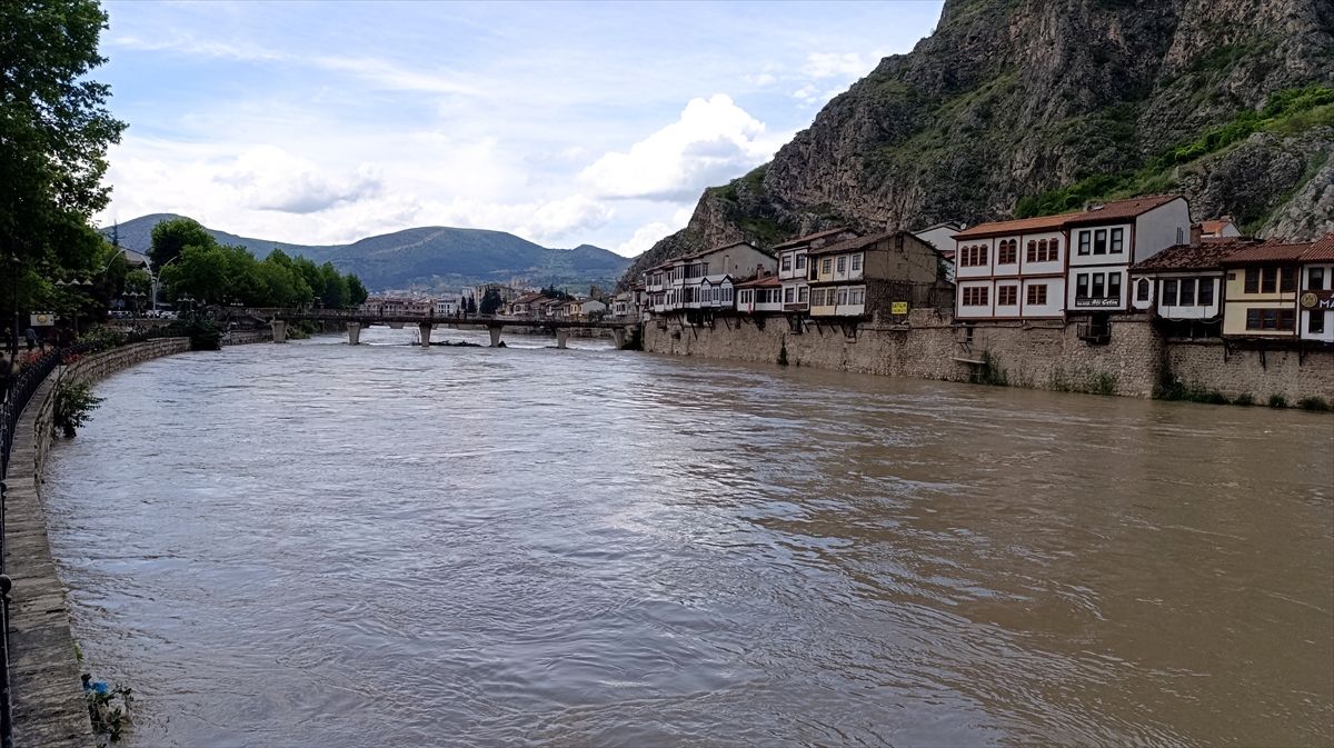 Amasya’da Sağanak Yağış Nehri Taşırıyor