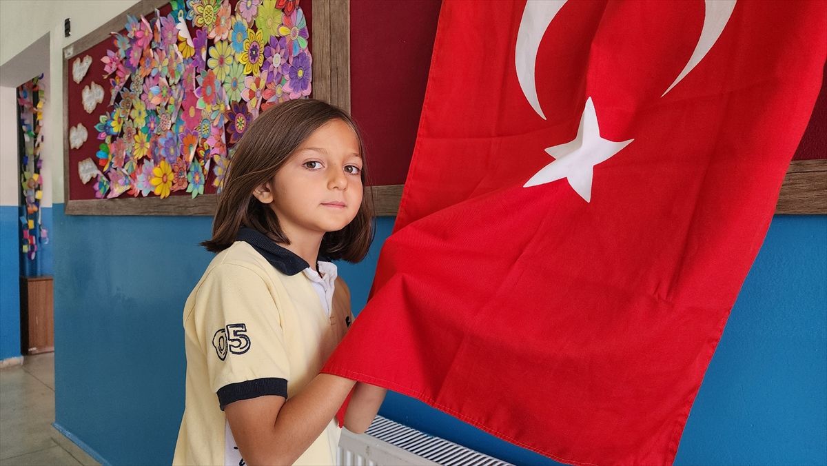 Amasya’da ilkokul öğrencilerinin Türk bayrağına gösterdiği sevgi kamerada