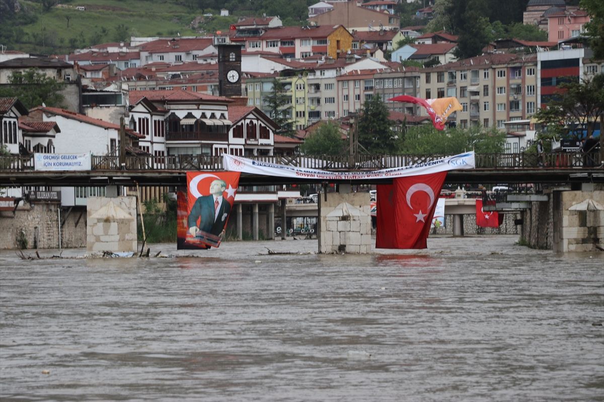 Amasya’da Yeşilırmak Taşma Noktasına Yaklaşıyor