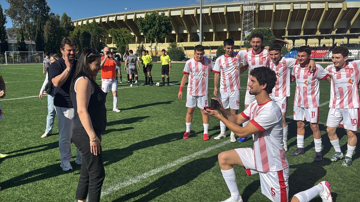 Futbol Sahasında Romantik Teklif