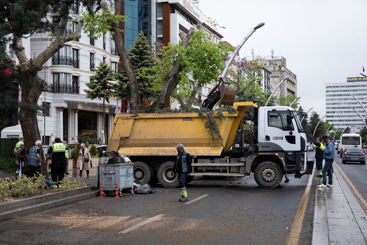 Çankaya’da Rüzgar Devrildi, Araçlar Hasar Gördü