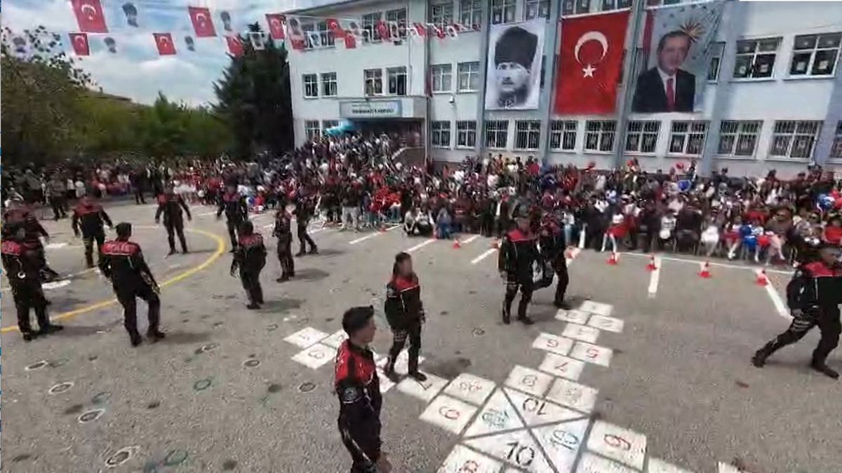 Yunus Polislerinden Zeybek ve Akrobasi Gösterisi