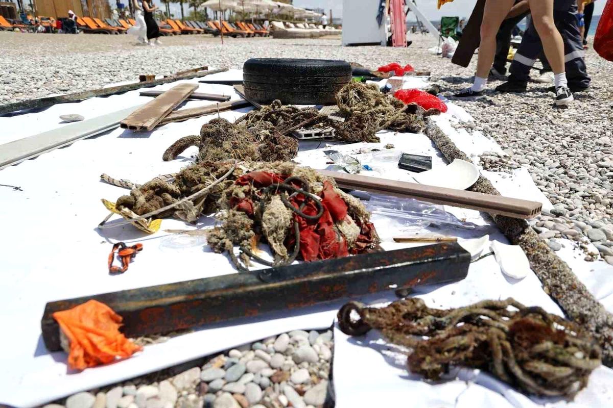 Antalya’da 4 etaptan oluşan deniz dibi temizliğinde yaklaşık 20 ton atık çıkartıldı