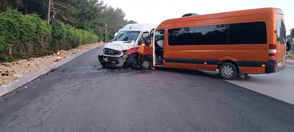 Antalya’da Tur Minibüsü Kazası: 13 Yaralı