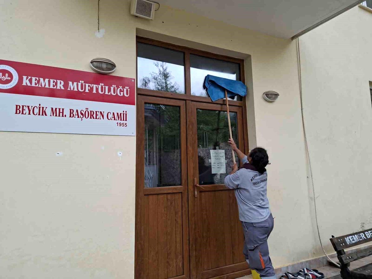 Antalya’nın Kemer ilçesinde bayram öncesi camilerde temizlik seferberliği