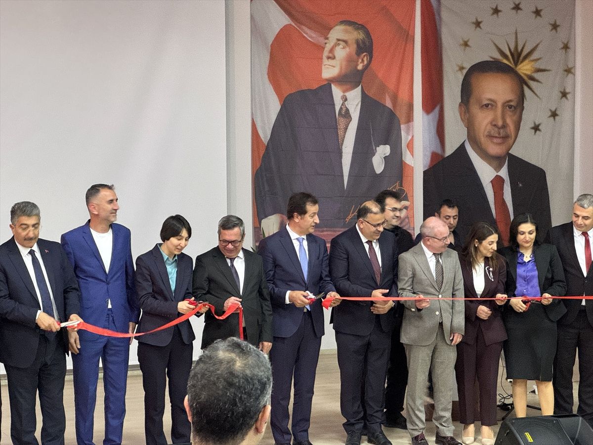Oktay Sinanoğlu’na Konferans Salonu