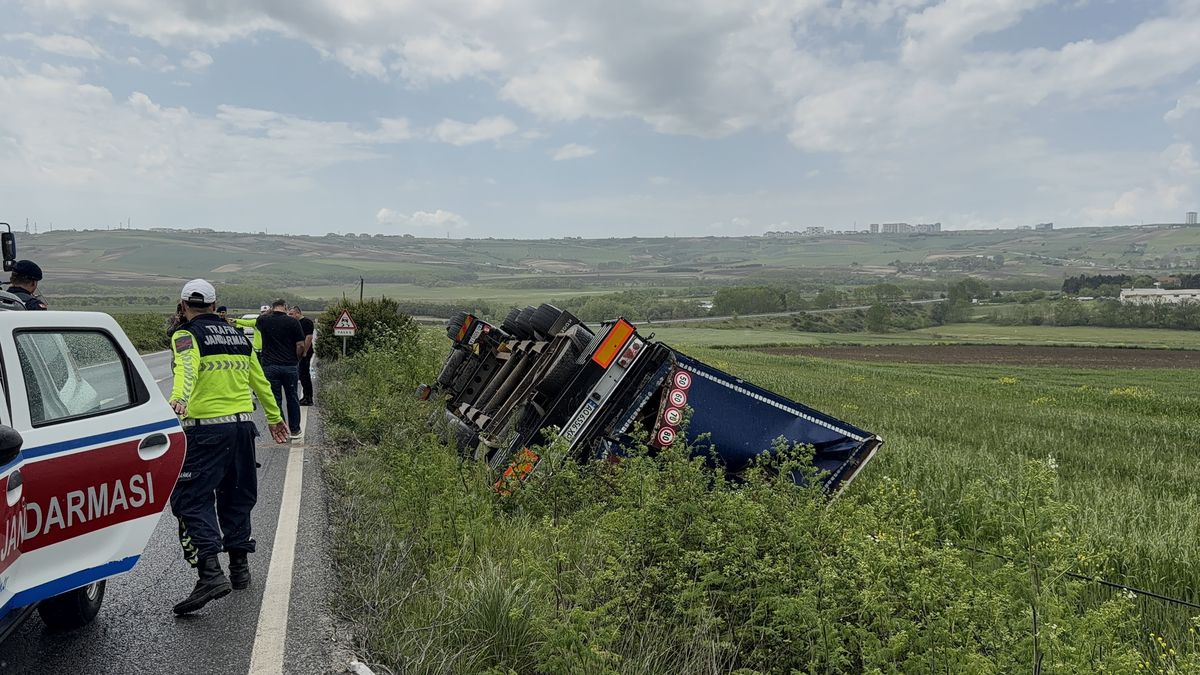Arnavutköy’de TIR Devrildi