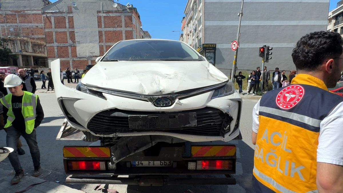 Avcılar’da Otomobil Eskiciye Çarptı
