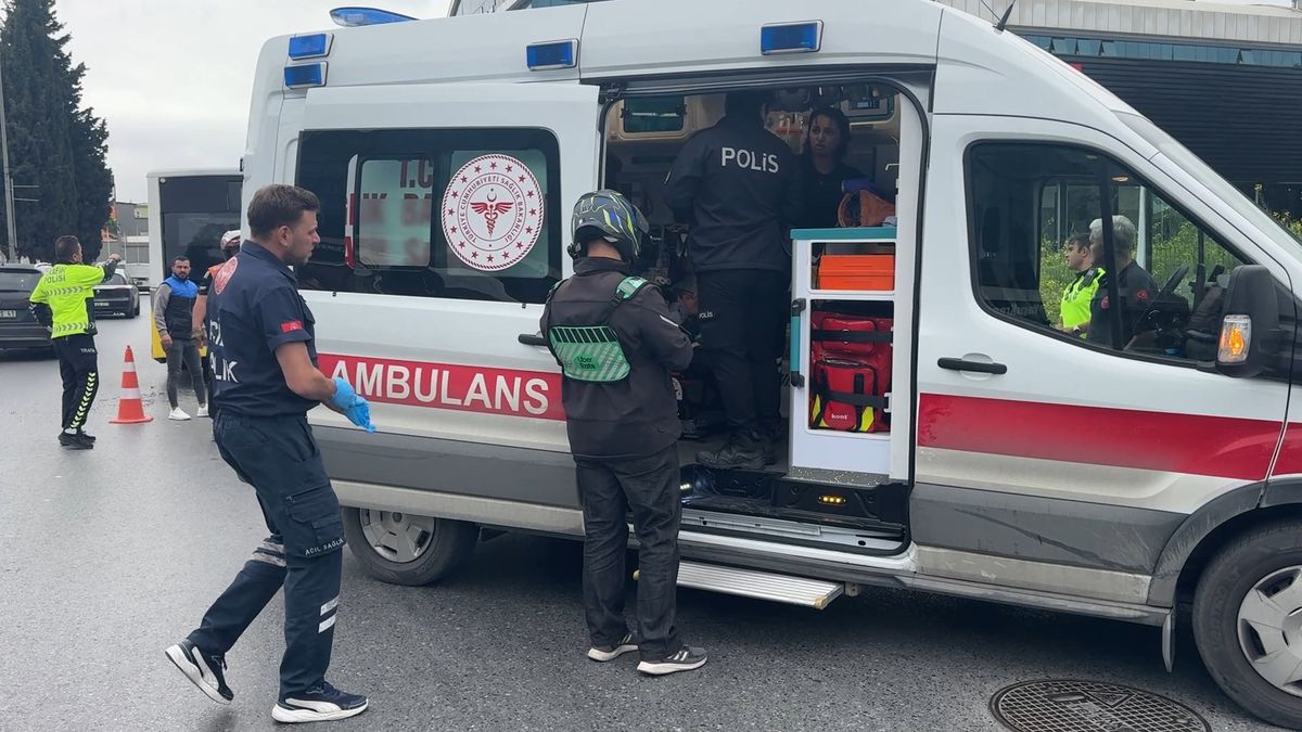 İETT Otobüsüne Arkadan Çarpan Motokurye Yaralandı