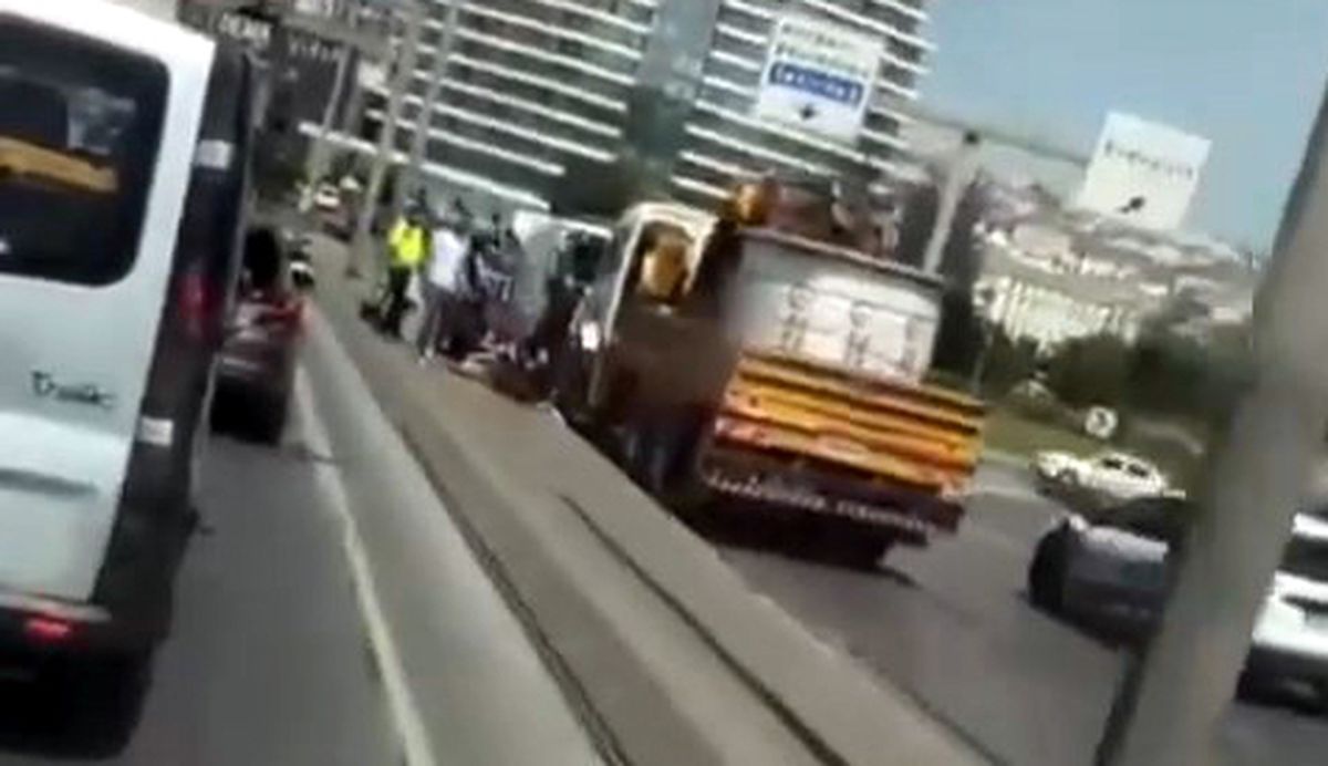 Avcılar’da Motosiklet TIR’a Çarptı