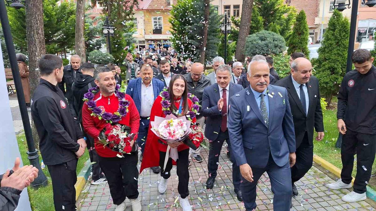Avrupa şampiyonu milli güreşçi, memleketinde davul zurnayla karşılandı