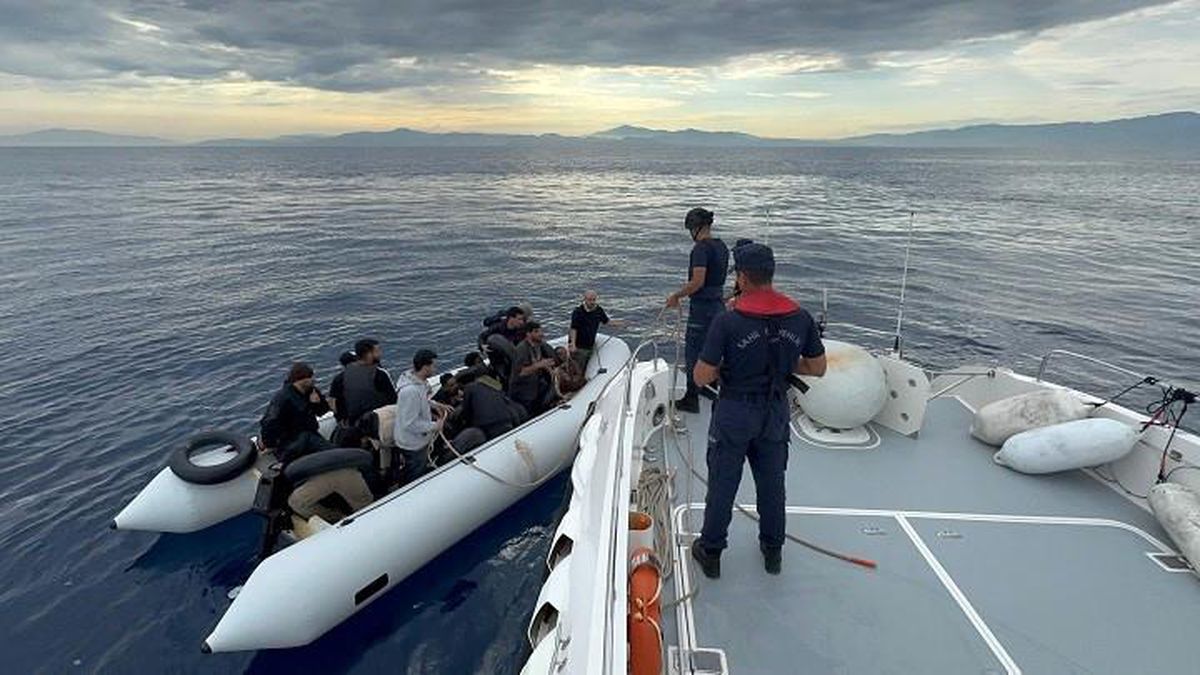 Kuşadası’nda lastik bottaki 19 göçmen kurtarıldı