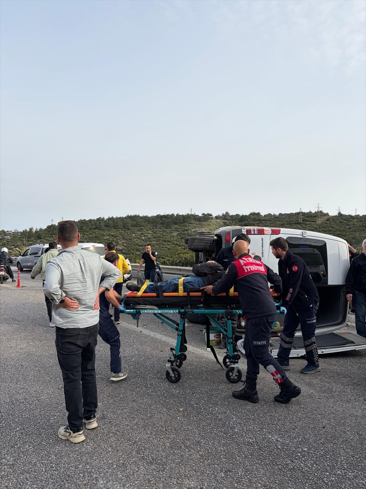 Kuşadası’nda Otomobil ile Minibüs Çarpıştı