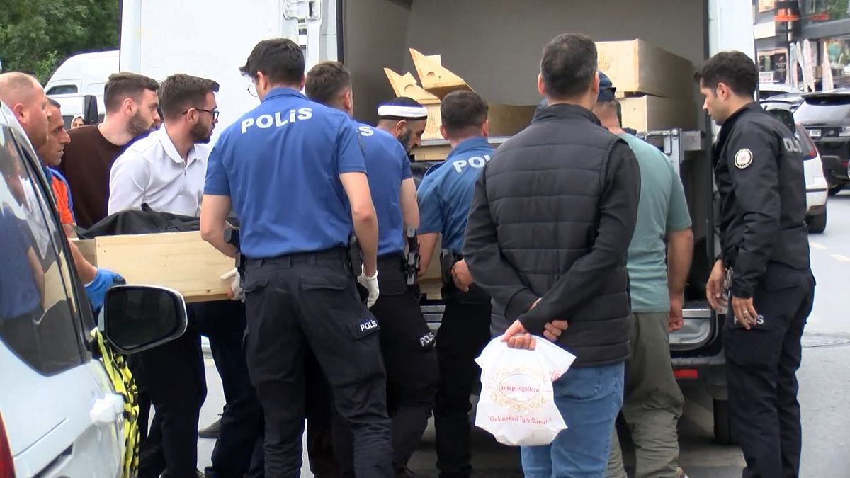Bağcılar’da Park Halindeki Araçta Erkek Cesedi Bulundu