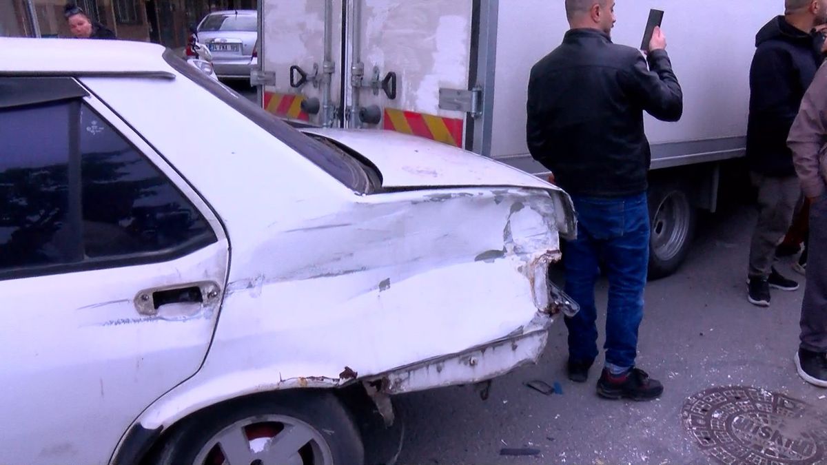 Bağcılar’da park halindeyken sürüklenen kamyon 8 araca çarptı; kaza kamerada