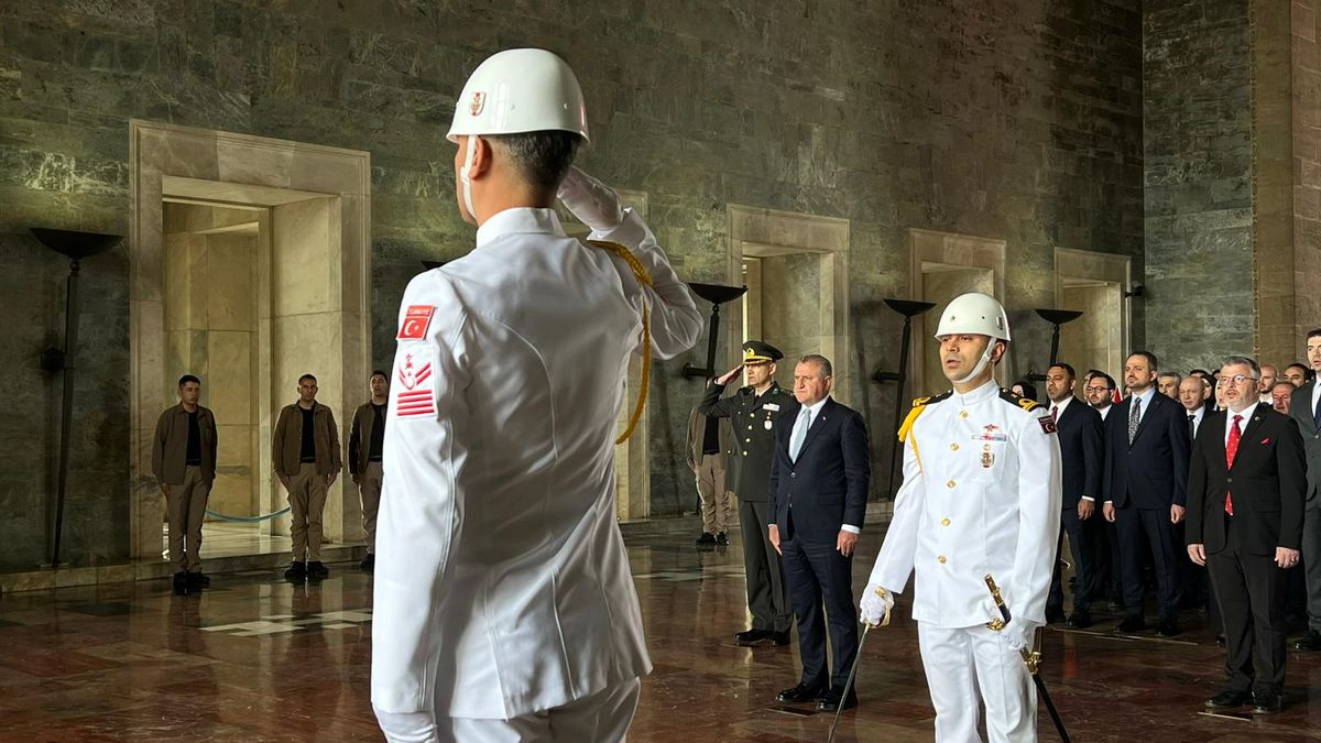 Bakan Bak, Gençlik Bayramı’nda Anıtkabir’i Ziyaret Etti
