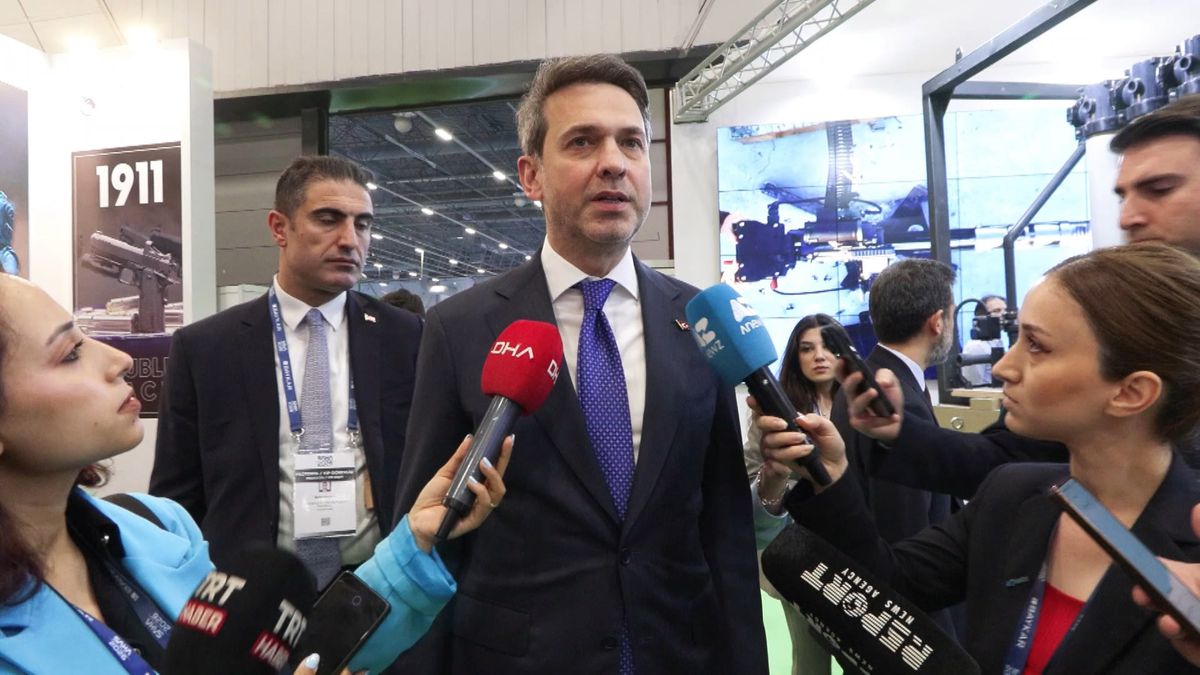 Bakan Bayraktar Savunma Fuarı’nı Ziyaret Etti