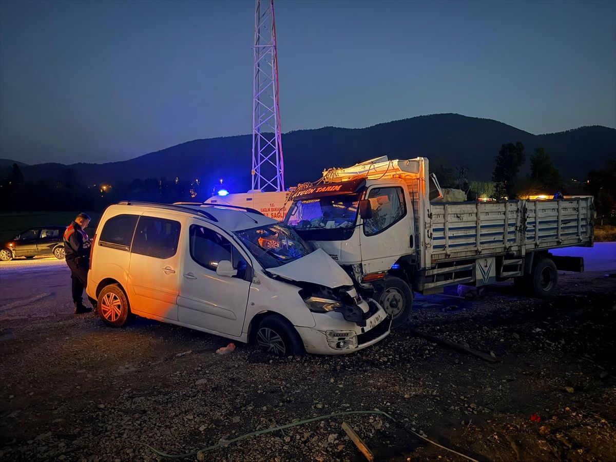 Taraklı’da Trafik Kazası: İki Sürücü Yaralı