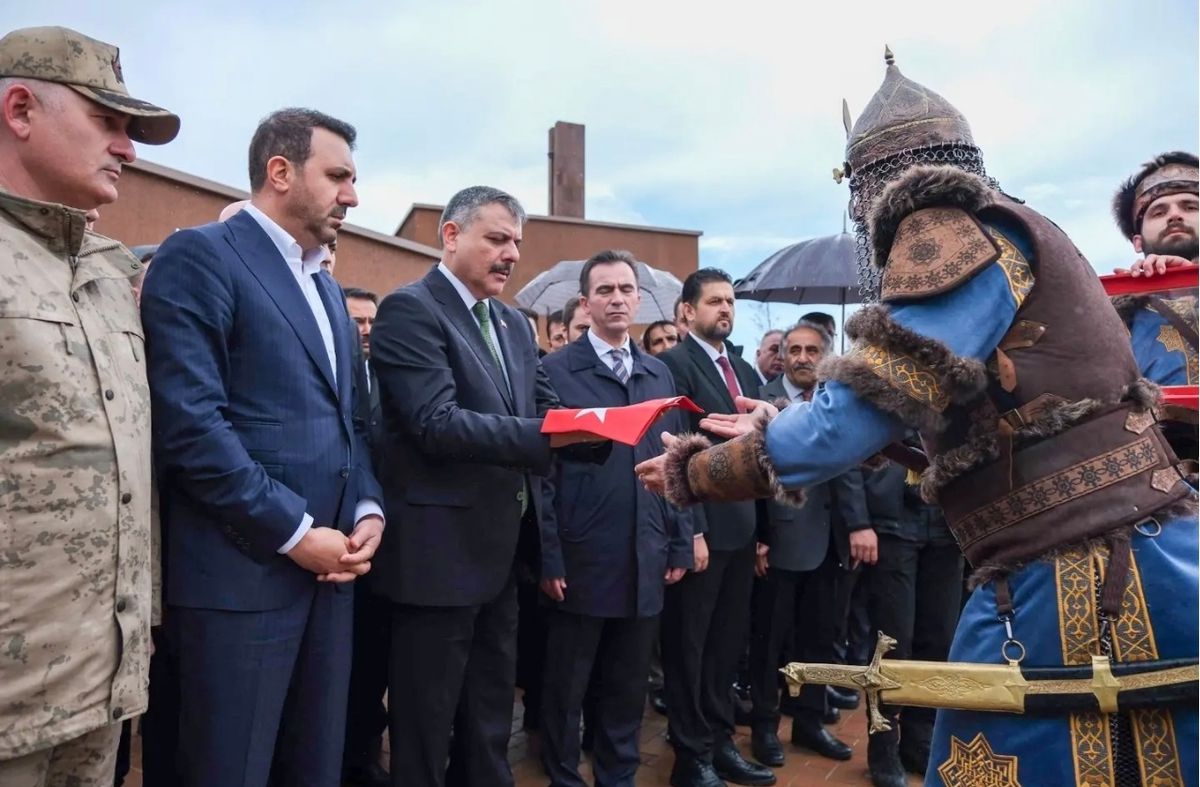 Bakan Çiftçi Ahlat’ta Mezarlığı Ziyaret Etti